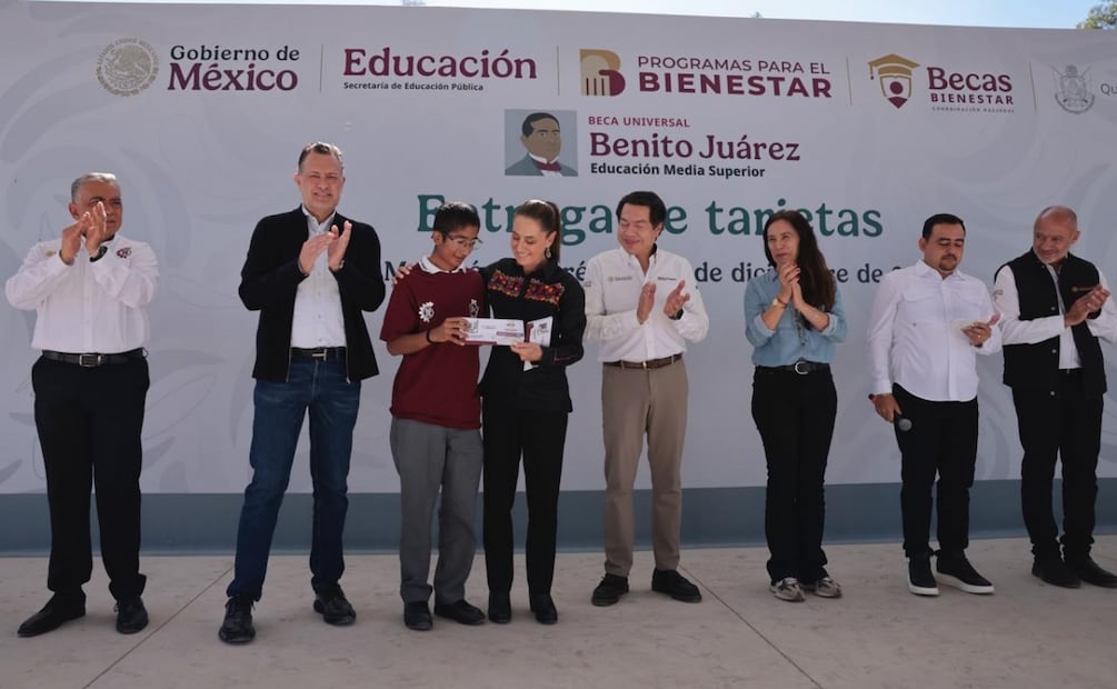 Claudia Sheinbaum durante entrega de tarjetas de la beca Benito Juárez en el CBTIS 304 en El Marqués, Querétaro (20/12/2025). Foto: Presidencia