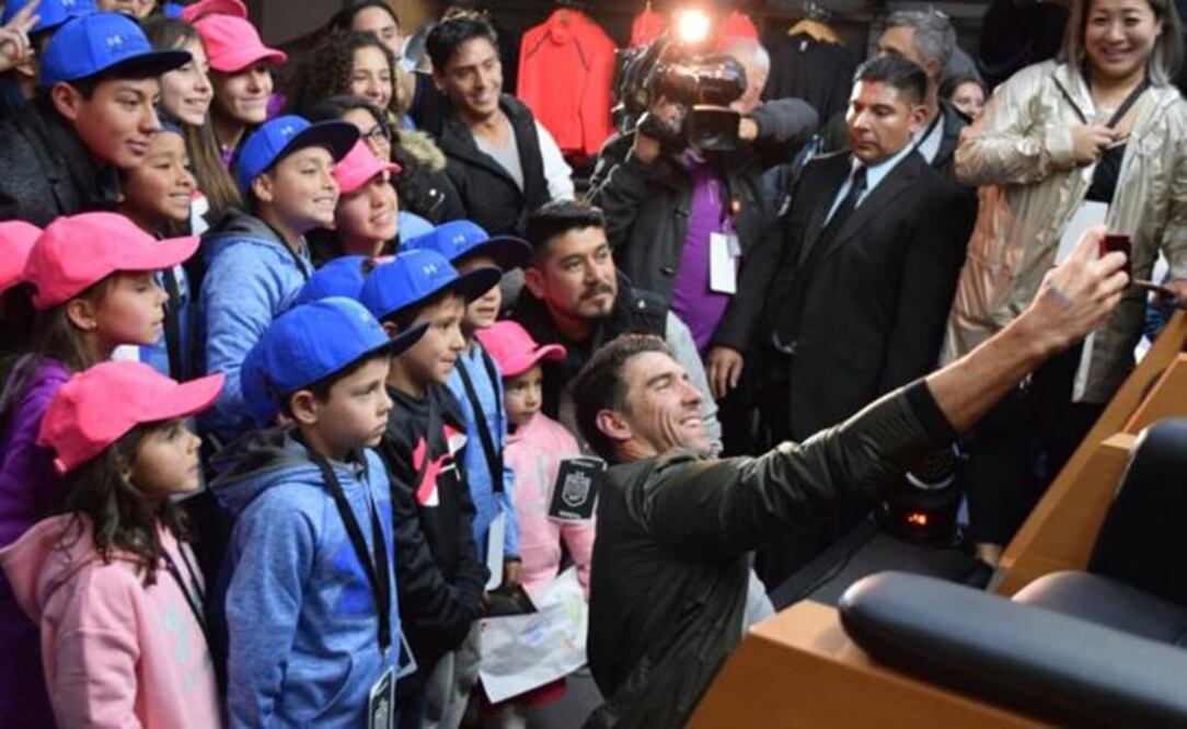 Michael Phelps taking a selfie with the children during his conference in Mexico City – Photo: Ayax Mondragón/EL UNIVERSAL