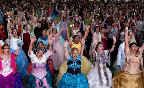 Adultas mayores cumplen su sueño: celebran su fiesta de XV años en Iztapalapa; las acompañan chambelanes de la tercera edad
