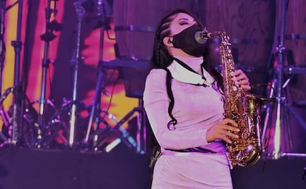 Saxofonista Elena Ríos hace vibrar el Zócalo junto a la Maldita Vecindad