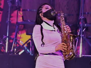 Saxofonista Elena Ríos hace vibrar el Zócalo junto a la Maldita Vecindad