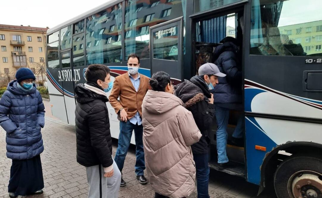 22 mexicanos llegaron a la frontera de Ucrania para cruzar a Rumania. Foto: Twitter @m_ebrard