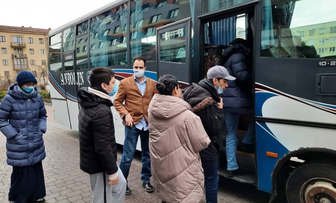 22 mexicanos llegaron a la frontera de Ucrania para cruzar a Rumania. Foto: Twitter @m_ebrard
