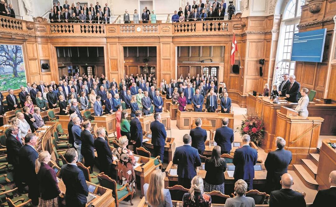 Miembros del Parlamento y la familia real de Dinamarca, en el Palacio de Christiansborg, en Copenhague. En el país se pidió a diputados que desinstalen TikTok. Foto: Archivo/ AFP
