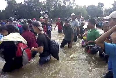 Caravana de migrantes cruza el río Suchiate hacia México