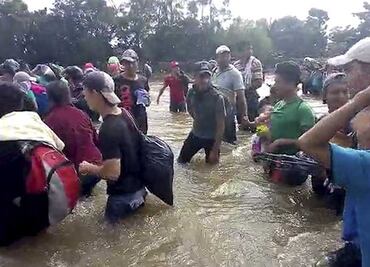 Caravana de migrantes cruza el río Suchiate hacia México