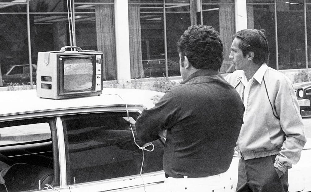 Capitalinos en la esquina de Paseo de la Reforma y París, observando la inauguración del mundial México 86 en una televisión portátil. Durante la justa mundialista de 1986, un hombre en Suecia demandó a las televisoras locales, tras afirmar que la extensa transmisión de partidos afectaba la unión conyugal: "60 horas de mundial durante todo junio es demasiado frustrante para nuestras esposas", comentó. Foto: Archivo EL UNIVERSAL
