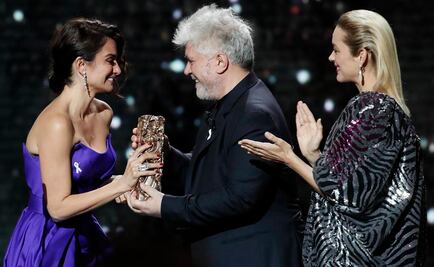 ​Penélope Cruz recibe César de Honor de manos de Almodóvar