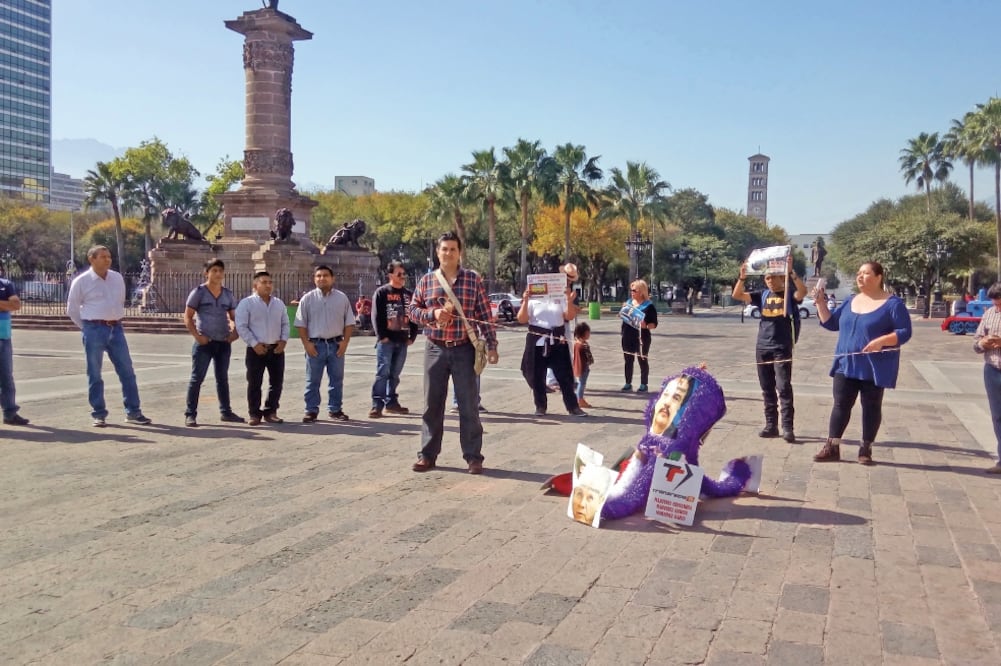 Manifestantes rompieron una piñata que simbolizaba el “pulpo camionero”, una alianza de empresarios que con la complacencia del gobierno estatal controla el transporte urbano e impone sus políticas tarifarias. (DAVID CARRIZALES. EL UNIVERSAL)