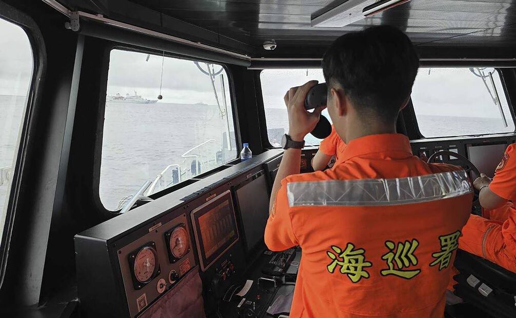 Miembro de la Guardia Costera de Taiwán monitorea un buque de la marina china que opera cerca del islote Pengjia al norte de Taiwán. Foto: AP