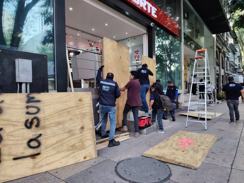 "Es por precaución, pero nosotros sólo colocamos las protecciones, los dueños nos llaman y nosotros les trabajamos", dijo un hombre que colocaba tapiales. (Foto: Fabián Evaristo/ EL UNIVERSAL)