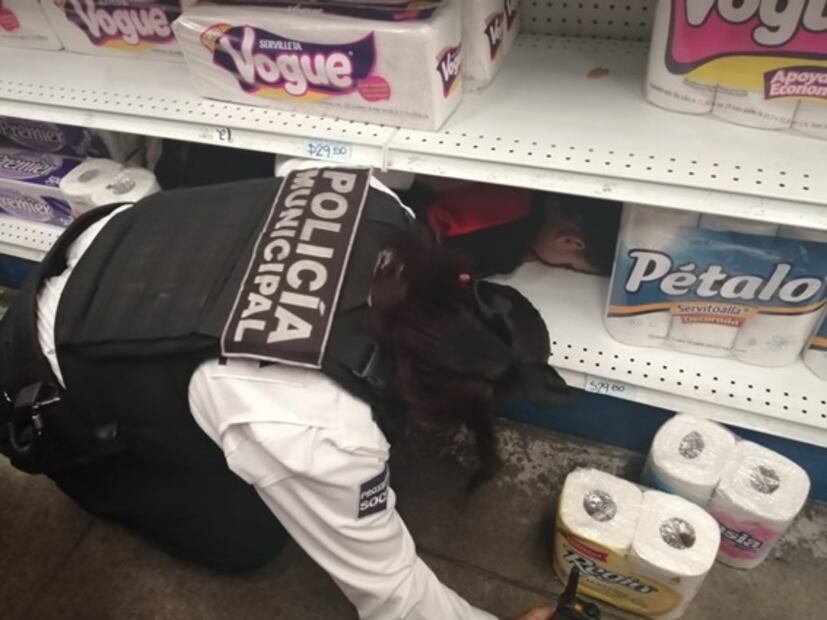 Madre pierde a su hijo en supermercado; lo encuentran dormido en anaquel