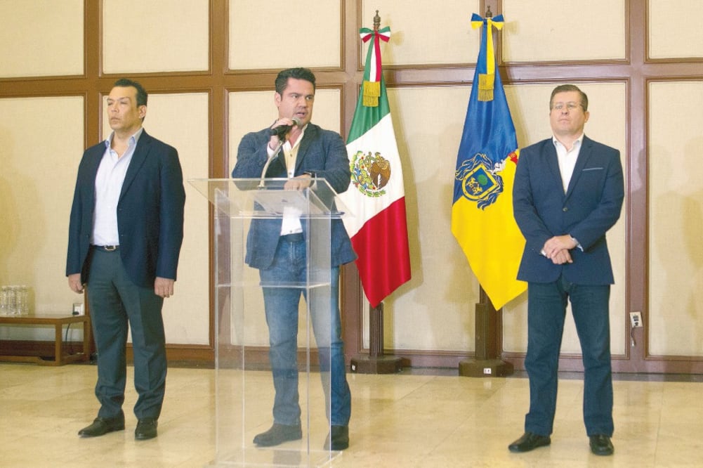 El gobernador Aristóteles Sandoval (centro) negó tener conocimiento de la problemática por la que pasaba el instituto forense. (CARLOS ZEPEDA. EL UNIVERSAL)