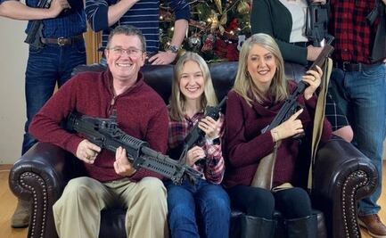 La polémica foto navideña de congresista de EU posando con armas