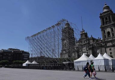 Alistan instalación de pantallas para transmitir partido México-Portugal en el Zócalo; personal trabaja contrarreloj