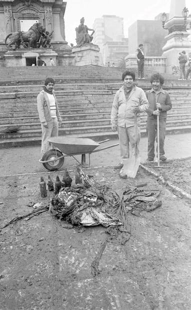 Botellas, restos de banderas y demás cantidad de basura se removió del Ángel de la Independencia. Se necesitó de tres camiones de volteo para sacar todos los desechos. Foto: Archivo EL UNIVERSAL.