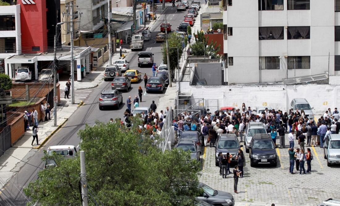 La gente en la ciudad de Quito, Ecuador, salió a las calles esta mañana cuando ocurrió la réplica (Foto: Reuters)