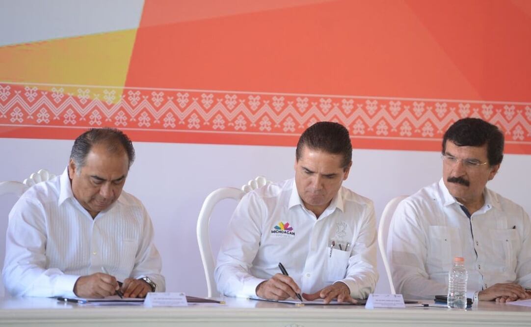 Silvano Aureoles Conejo y Héctor Astudillo Flores, firmaron este viernes un acuerdo. (FOTO: Especial)