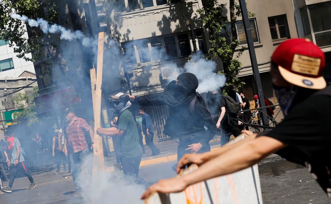 Policías lanzas gases lacrimógenos a manifestantes en Santiago (Foto: Reuters)
