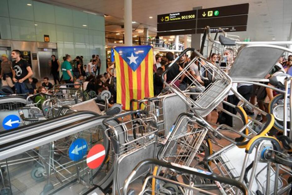 Policía se enfrenta a manifestantes independentistas en aeropuerto de Barcelona
