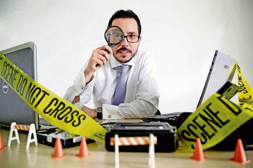 En 2006, Andrés Velázquez fundó la empresa Mattica, en la que ofrece sus servicios de perito digital, una labor que, afirma, siempre está apegada a la ley, a diferencia de lo que hace un hacker (ALEJANDRA LEYVA)