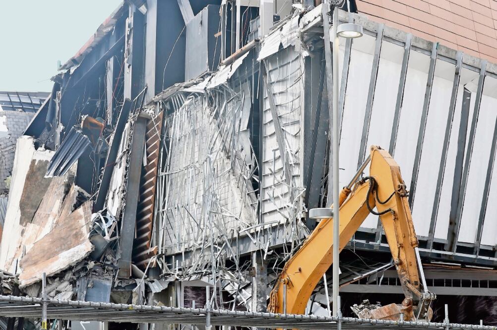 Semidesierto. Luego del derrumbe en la plaza comercial hay poca afluencia de personas en la zona, sólo algunos curiosos se acercan a tomar fotos de la fachada afectada (IRVIN OLIVARES. EL UNIVERSAL)