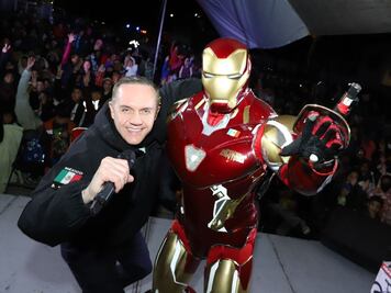 Adrián Rubalcava entrega más de mil 200 cobijas y regalos de Reyes Magos