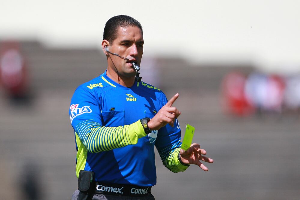 Imago7. Roberto Garcia Orozco, árbitro central durante el juego de la jornada 17 del torneo Apertura 2016