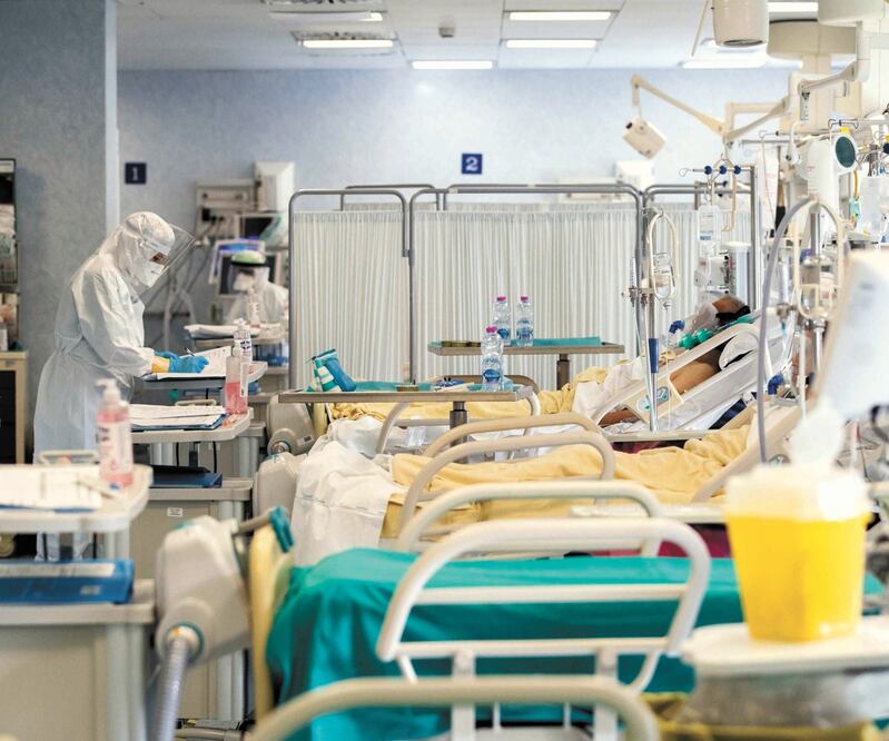 Trabajadores de la salud, en una unidad de cuidados intensivos para pacientes con coronavirus en el hospital San Filippo Neri , en Roma. Italia registró 15 mil 204 nuevos contagios de coronavirus y 467 muertos en las últimas 24 horas. MASSIMO PERCOSSI. EF