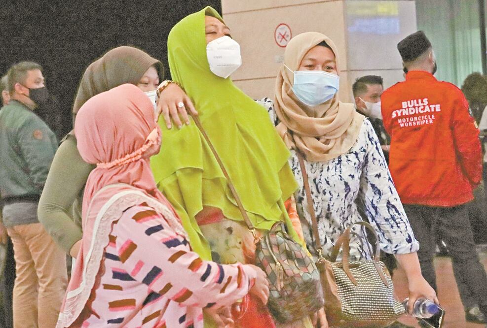 Familiares de los pasajeros del Boeing 737-500 de Sriwijaya Air en Indonesia. Foto: TATAN SYUFLANA. AP
