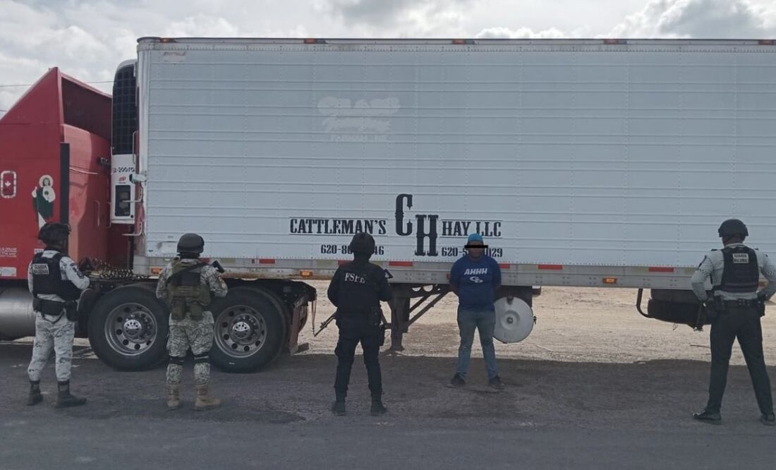 Tráiler con veinte toneladas de manzana regresa a su dueño; detienen a joven que las robo.
Foto: Especial.