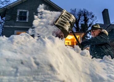 Ciclón bomba deja a decenas de miles sin luz en EU; hay miles de vuelos cancelados