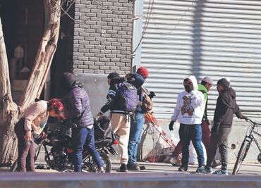 Migrantes se refugian en albergues de la frontera