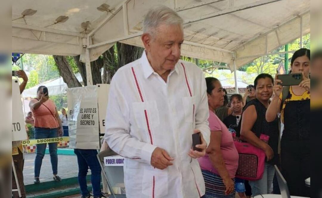 Andrés Manuel López Obrador, expresidente de México, emite su voto en la Elección Judicial. Foto: Especial