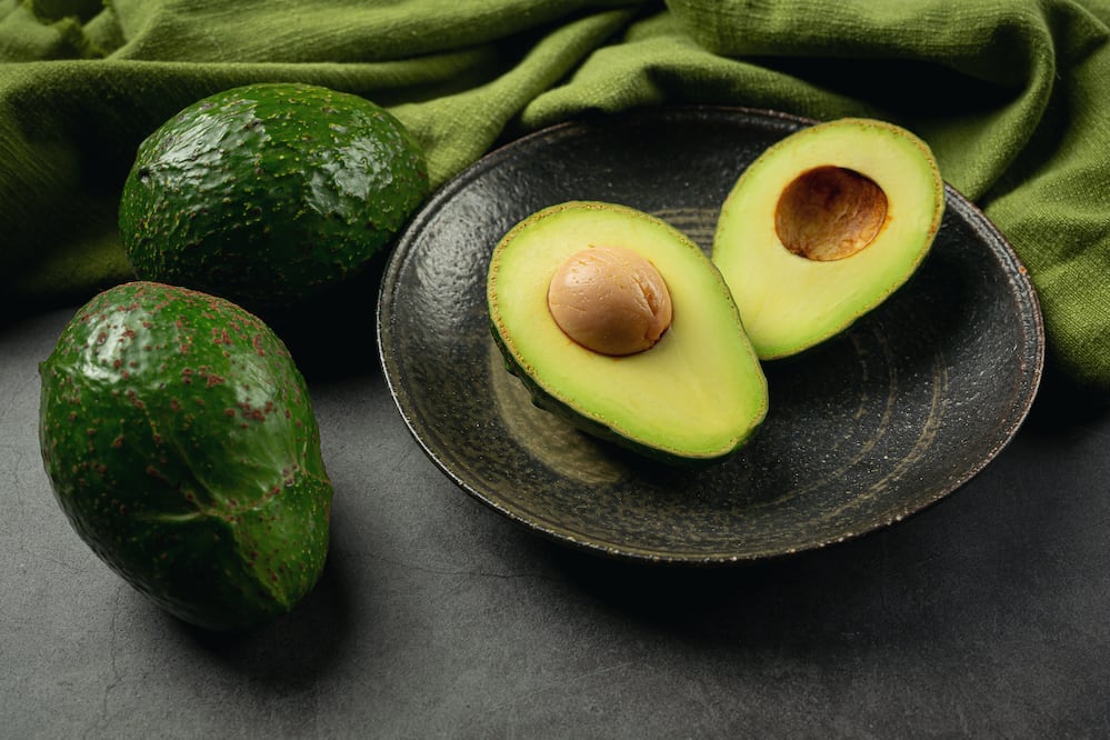 ¿Sabías que puedes hacer un guacamole falso? Es más barato e igual de sabroso. Fuente: FreePik.