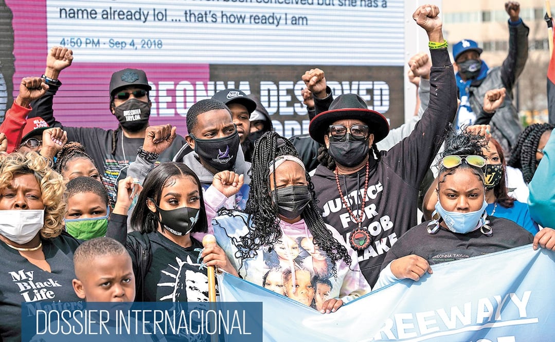 Cientos de personas se concentraron para exigir justicia por la muerte, hace un año, de la afroestadounidense Breonna Taylor, quien estaba en su casa cuando agentes la mataron por error. Foto: Jon Cherry/ AFP