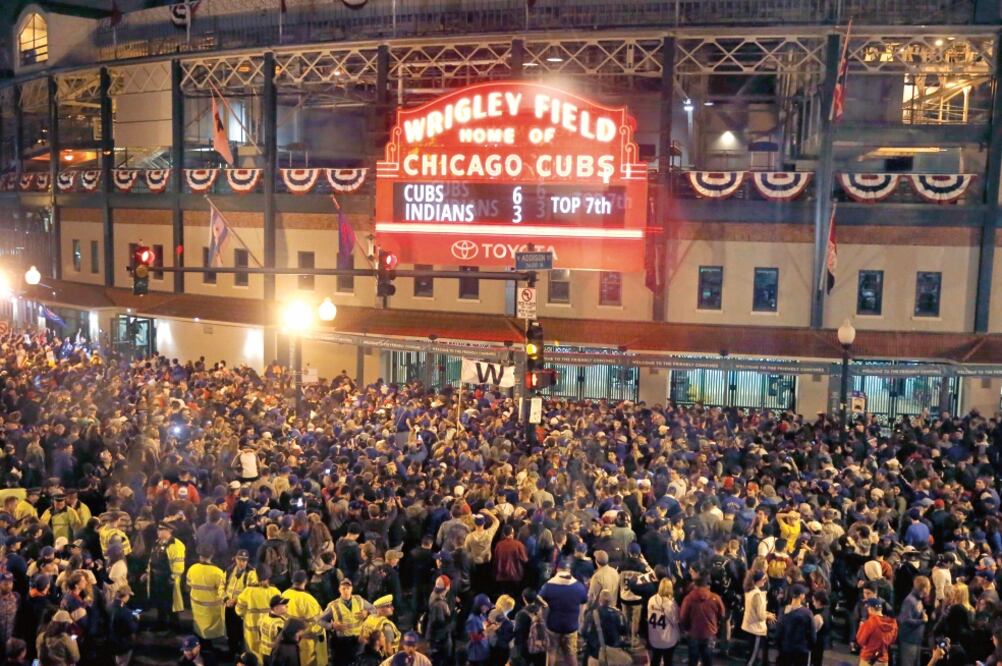 El Wrigley Field se vistió de fiesta tras la coronación de los Cubs (CHARLES REX ARBOGAST. AP)