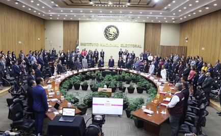 INE guarda minuto de silencio por candidatos asesinados