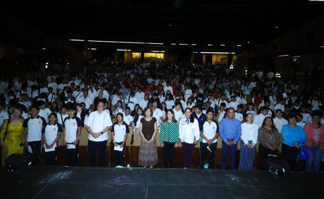 Titular de la Secretaría de ciencia encabeza clase de Historia en primaria de Cuernavaca; destaca la 4T
Foto: Especial.