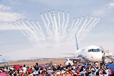 Más de 200 mil personas disfrutan show de aviones
