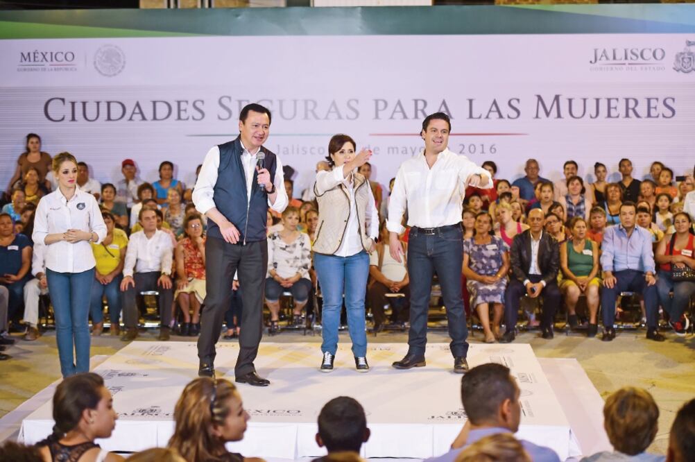 Miguel Ángel Osorio y Rosario Robles, titulares de Segob y Sedatu, de gira por Jalisco donde anunciaron el plan Ciudades Seguras. Los acompaña el gobernador Artistóteles Sandoval (der.) (JORGE ALBERTO MENDOZA. EL UNIVERSAL)