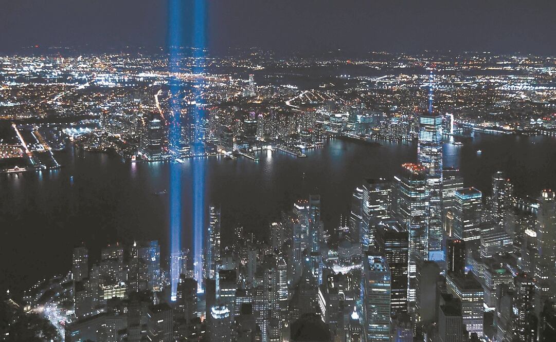 Por la noche, el Museo y Memorial del 11-S conmemoró los atentados, con dos rayos de luz verticales, en Nueva York, que evocaron las Torres Gemelas. Foto: Brittainy Newman. AP