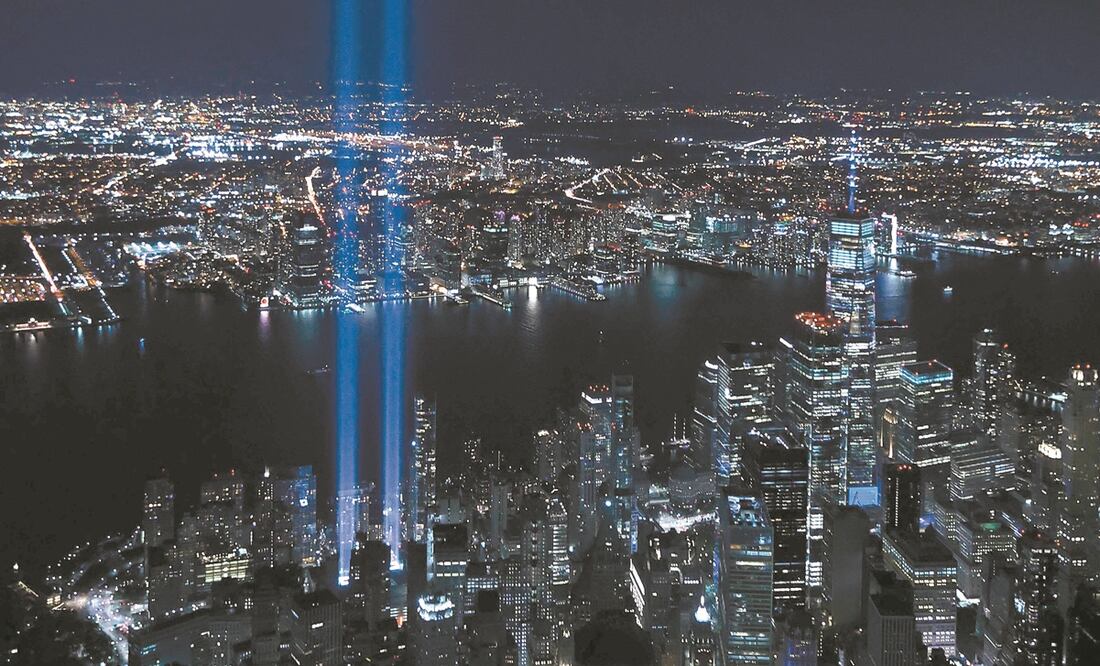 Por la noche, el Museo y Memorial del 11-S conmemoró los atentados, con dos rayos de luz verticales, en Nueva York, que evocaron las Torres Gemelas. Foto: Brittainy Newman. AP