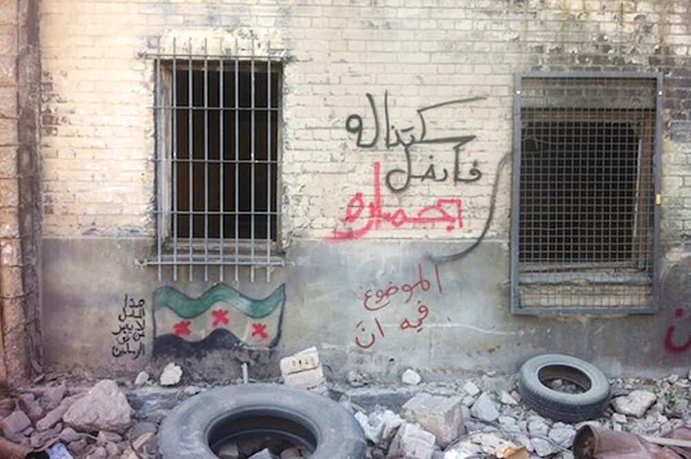 Expresiones como “Homeland es racista” y “Homeland es un chiste, pero no nos hizo reír”, se pueden leer en las paredes (HEBA AMIN. AP)