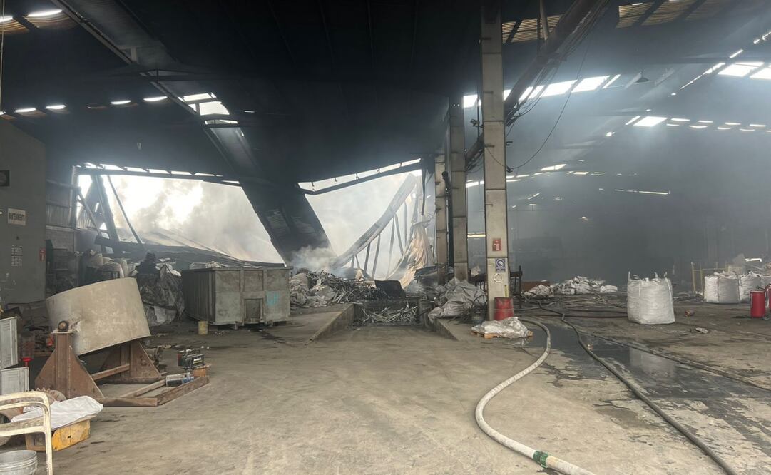 Autoridades informaron que el fuego se propagó al haber material como plástico y chatarra. Foto: Especial