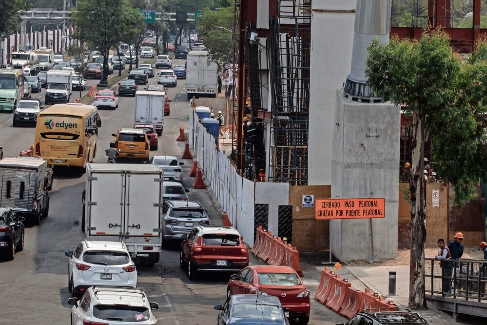 Los transeúntes deben sortear los vehículos debido a que la banqueta está obstruida por las torres de la Línea 3 del Cablebús. Foto: de Yaretzy M. Osnaya. El Universal