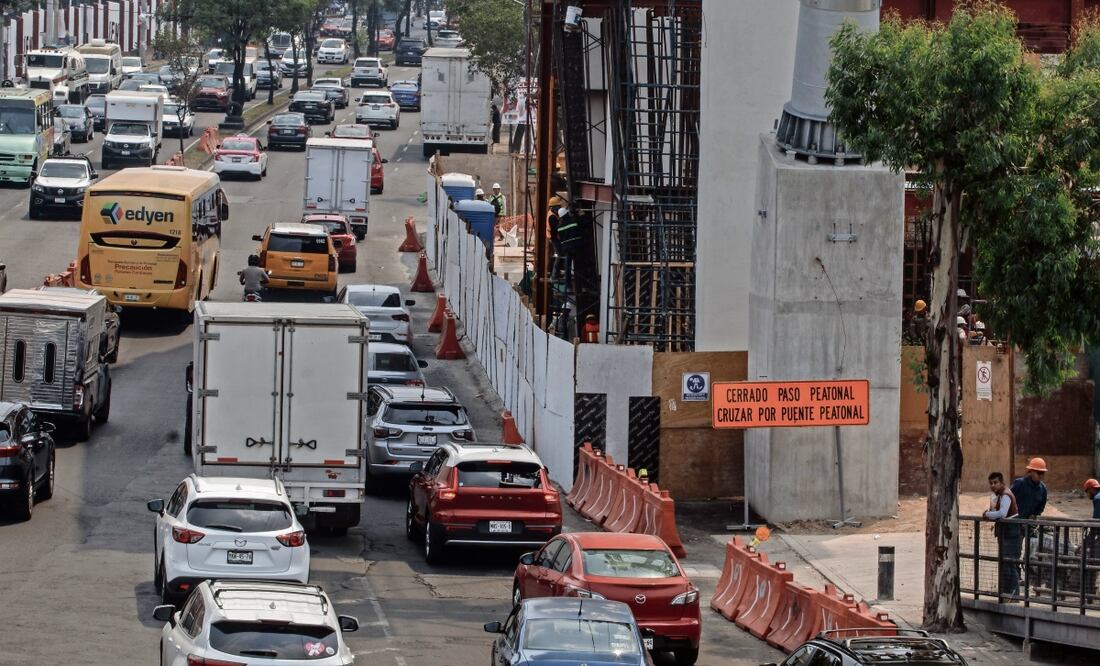 Los transeúntes deben sortear los vehículos debido a que la banqueta está obstruida por las torres de la Línea 3 del Cablebús. Foto: de Yaretzy M. Osnaya. El Universal