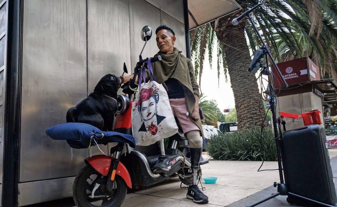 Carlos Javier Ramos es migrante, artista callejero y sufre una enfermedad; todas las tardes deleita con su música a quienes caminan por avenida Juárez. Foto: Yaretzy M. Osnaya