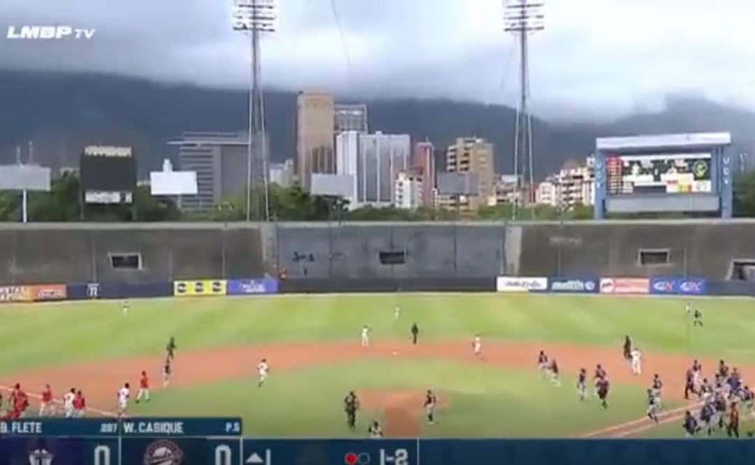 El sismo de magnitud 7.1 provocó la interrupción de un juego de beisbol entre los Marineros de Carabobo y los Senadores de Caracas en el Estadio Universitario. Foto: Captura de pantalla