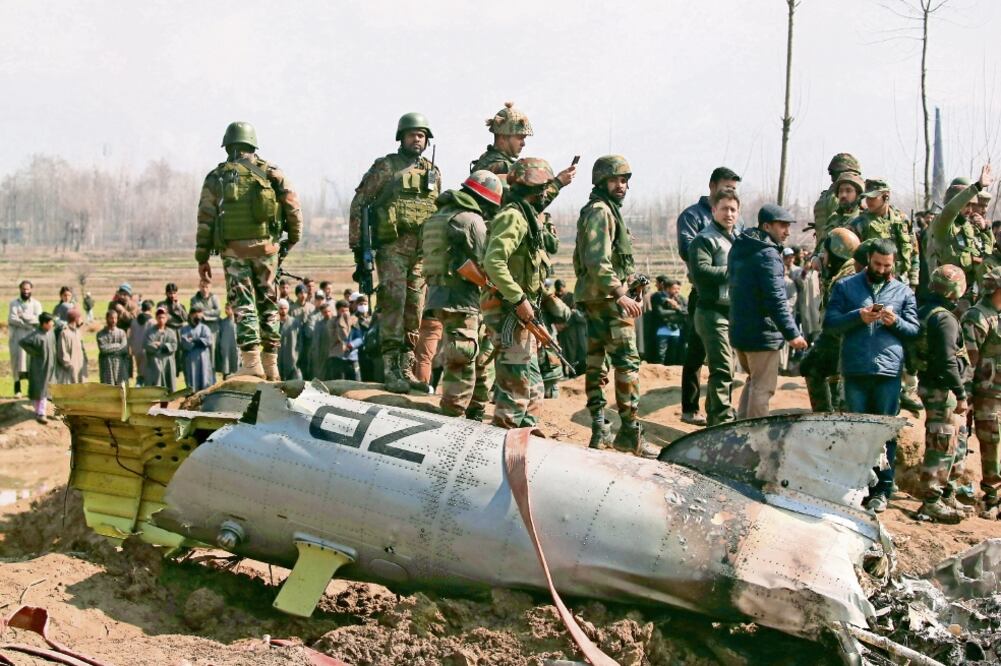Acción. Soldados de India, junto a los restos de un avión de la Fuerza Aérea de su país, luego de que fue derribado en Cachemira. (DANISH ISMAIL. REUTERS)